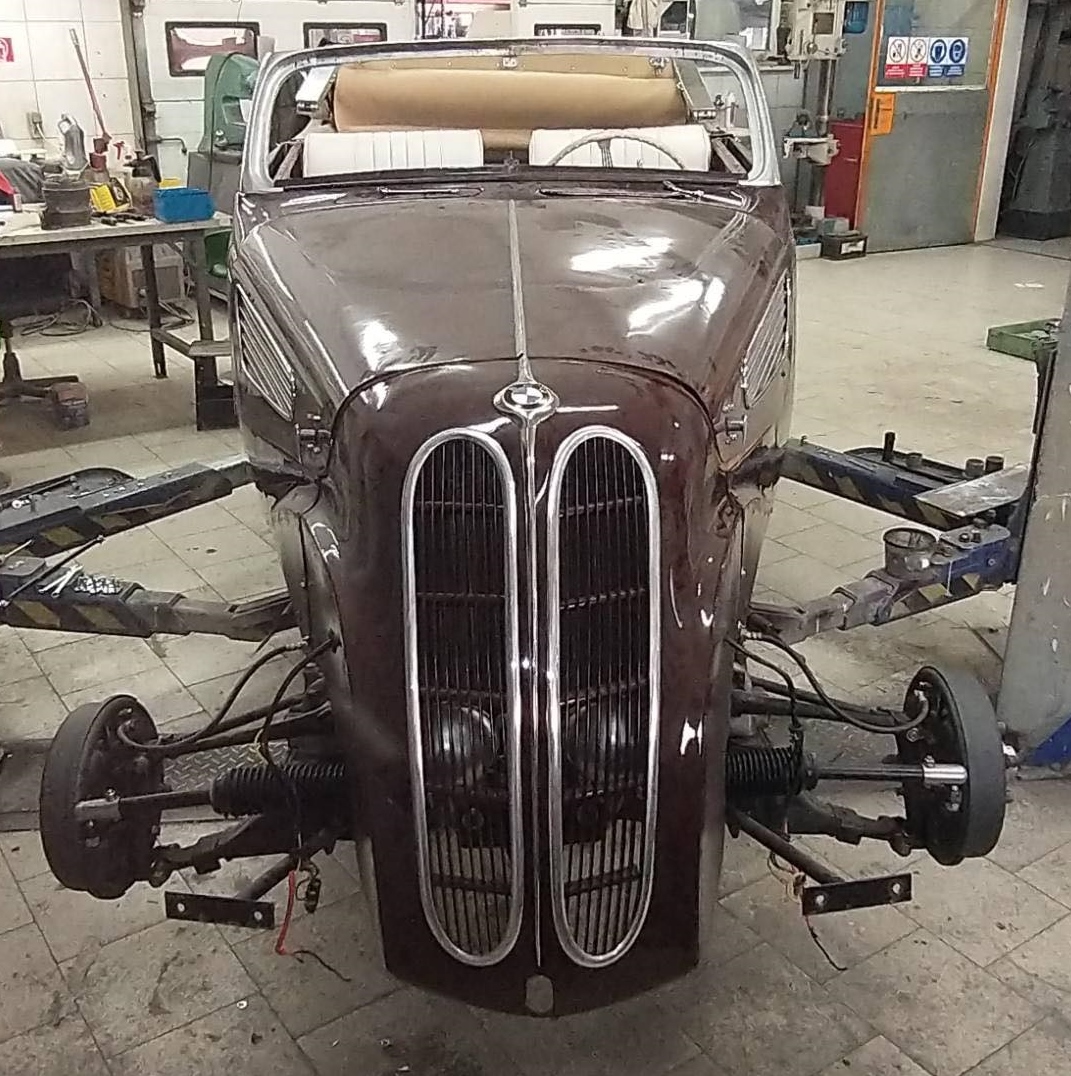 Komplette Renovierung des BMW 327 rv. 1938